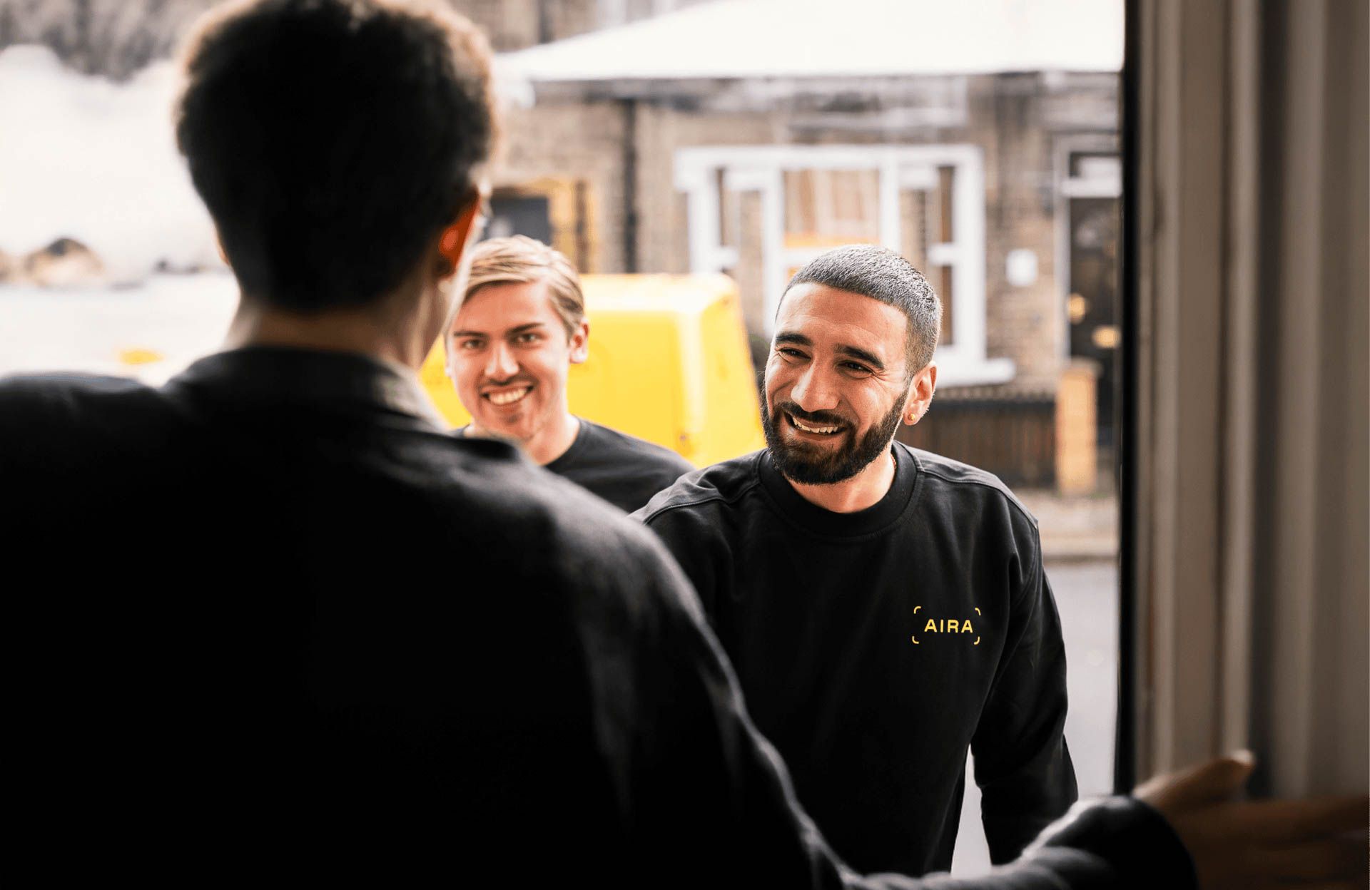 Energieberater begrüßen eine Wärmepumpen-Kundin